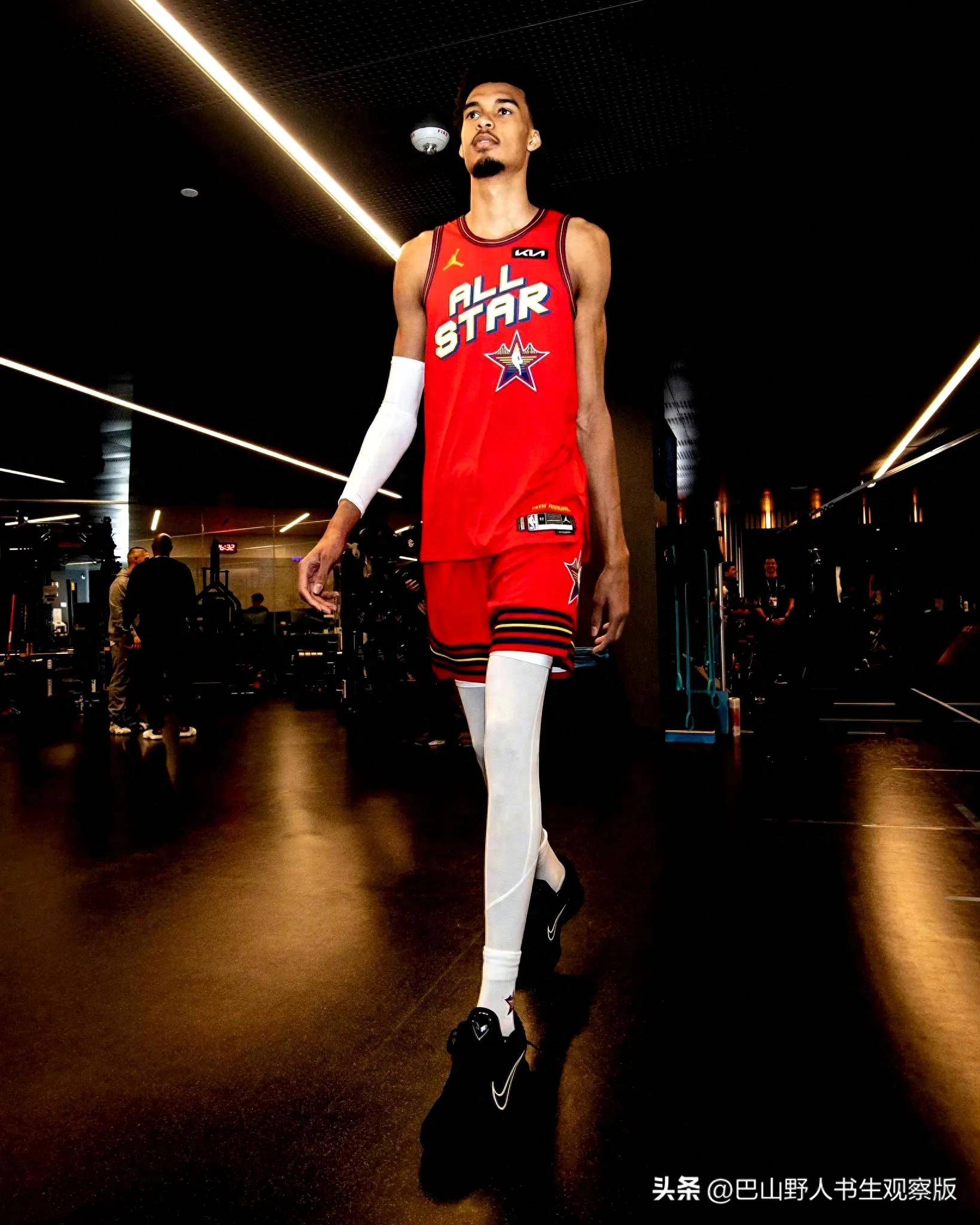  俄克拉荷马雷霆训练开放日，窗口期更衣室发声引欢呼，NBA季后赛在即，轮换策略成焦点