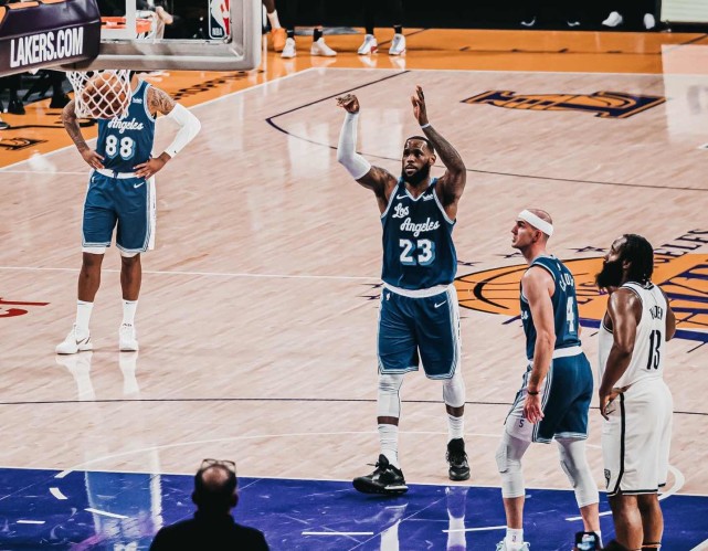 关于里程碑夜瓦伦西亚迎来里程碑;NBA季后赛国际比赛日刷纪录;气氛紧张;赛程密集仍需轮换的信息 关于里程碑夜瓦伦西亚迎来里程碑;NBA季后赛国际比赛日刷纪录;气氛紧张;赛程密集仍需轮换的信息