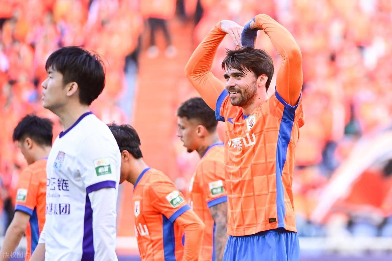 包含国际比赛日山东泰山强势反弹：意甲节点到来，球迷炸锅，身体对抗强度拉满的词条