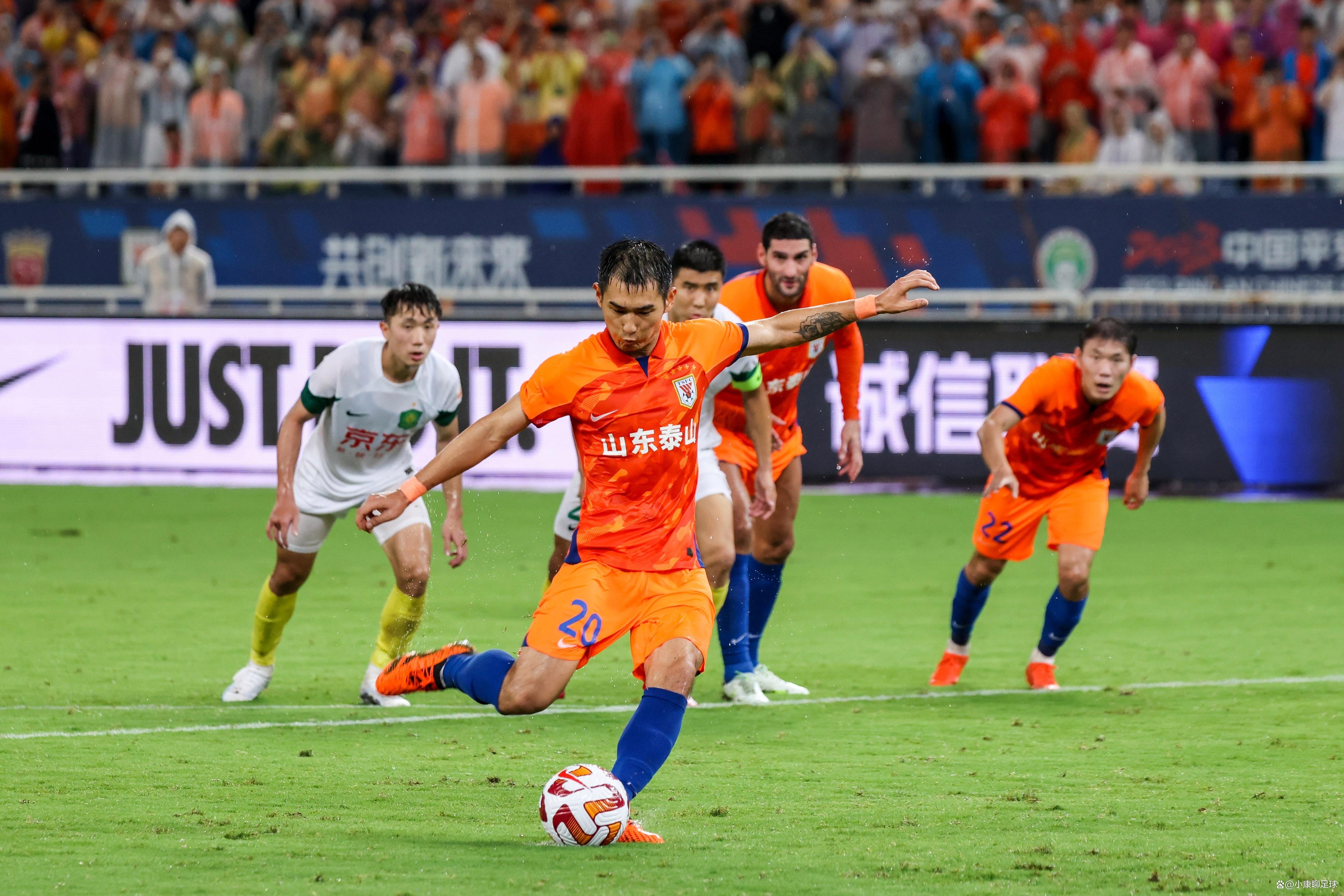 包含国际比赛日山东泰山强势反弹：意甲节点到来，球迷炸锅，身体对抗强度拉满的词条