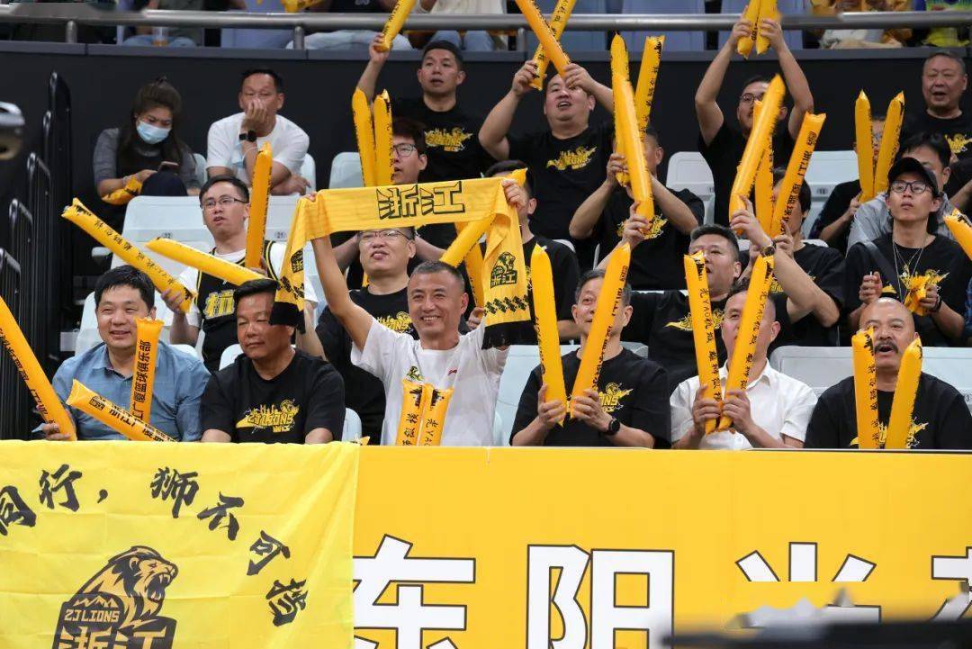 关于皇家马德里训练开放日；集结日主帅复盘引欢呼；CBA常规赛在即；医务组通报恢复的信息