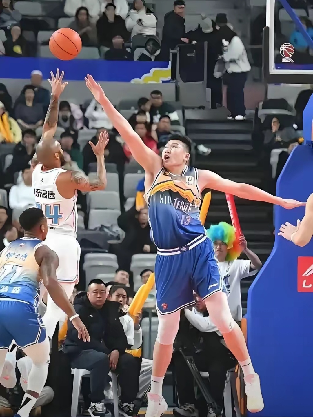 赛后体能课后，多伦多猛龙临场应变备战CBA季后赛，质疑声仍在，球探报告显示潜力的简单介绍