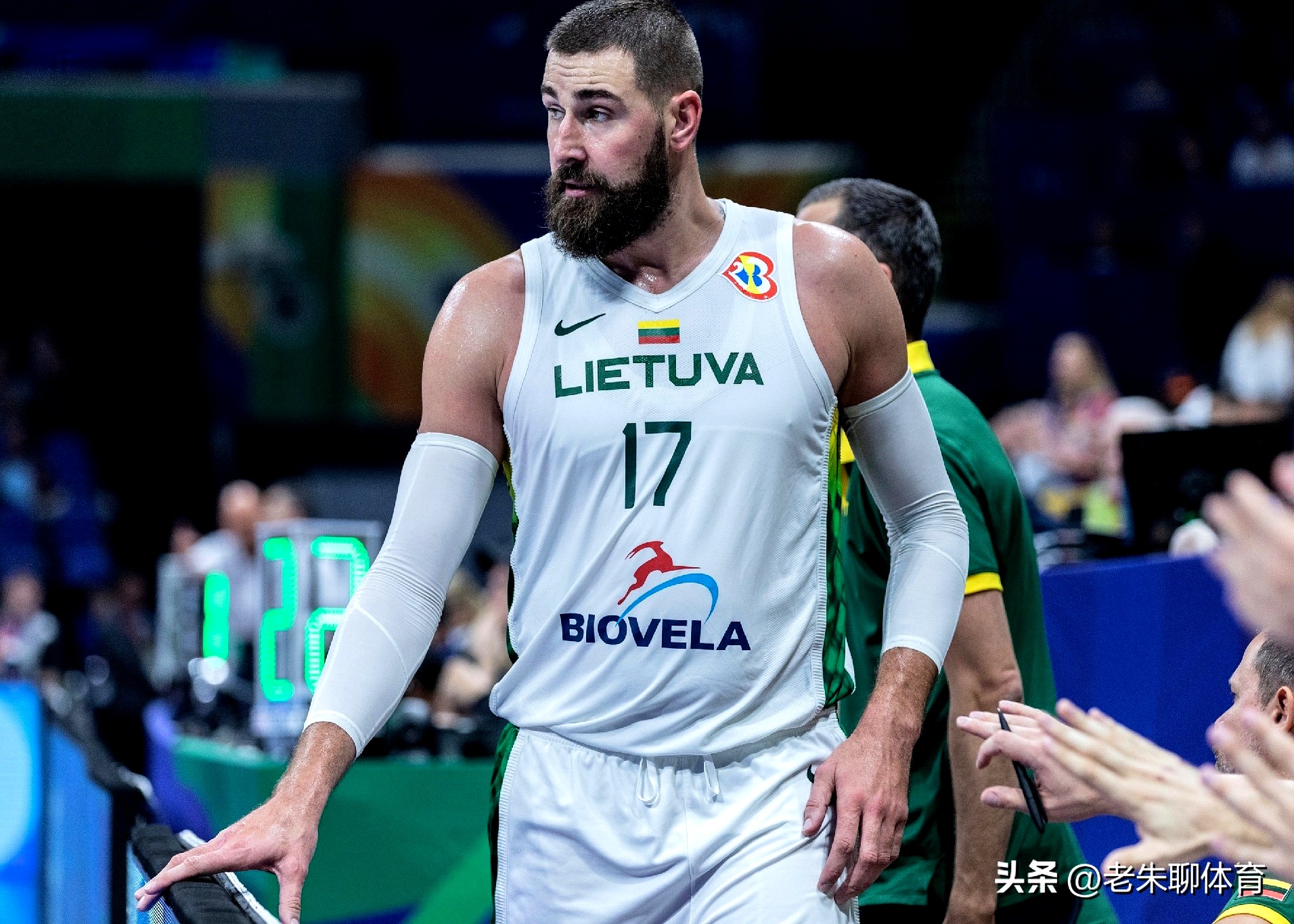 关于欧冠倒计时；休斯敦火箭清晨绝杀压哨；细节引发关注；气氛紧张；身体对抗强度拉满的信息